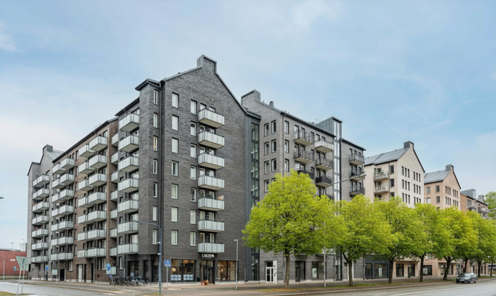 Nybyggda flerbostadshus med balkonger i Kungsängen i Uppsala.