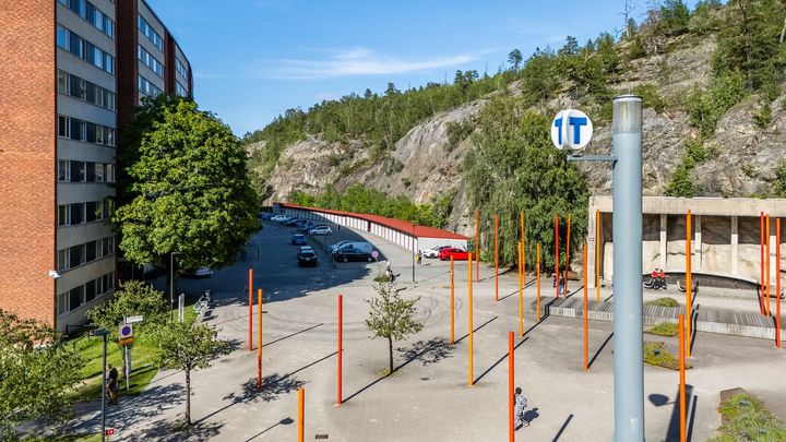 Idag finns parkeringar och garage på fastigheten där det i framtiden ska byggas nya bostäder.