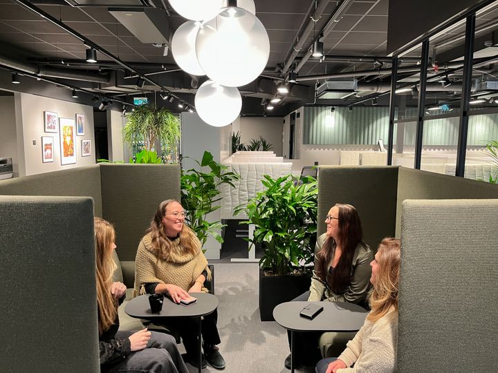 Fyra kvinnor i samtal