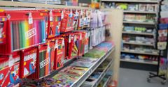 Pennor och pyssel i butikshylla