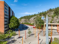 Torget utanför tunnelbanestationen Masmo, bredvid en hög byggnad.