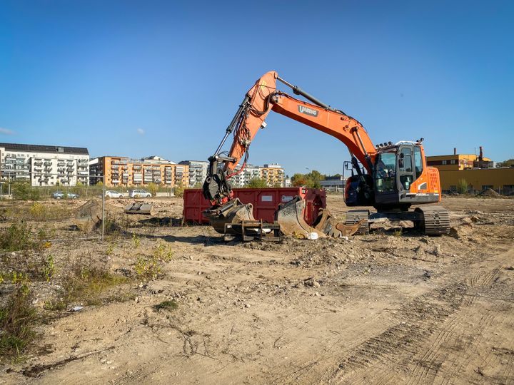 Grävmaskin vid en byggarbetsplats.