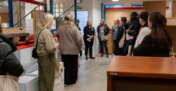 Studiebesök annordnades bland annat i Huges återbrukshubb "Loopen," där allt från vitvaror, möbler och handfat återanvänds.