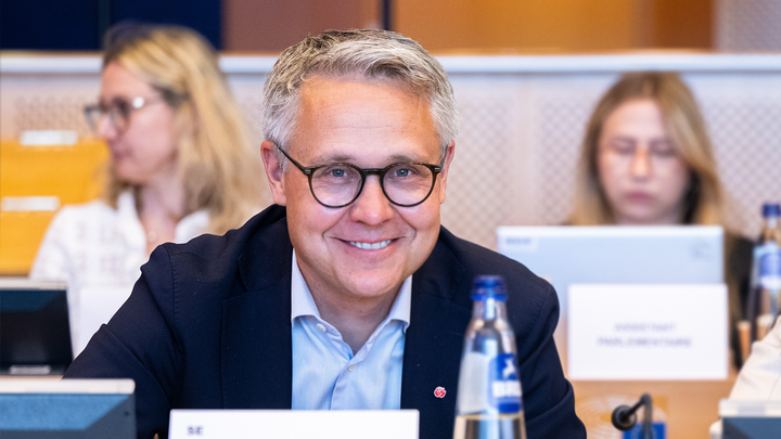 Johan Danielsson i förhandling.