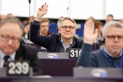 Socialdemokraternas EU-parlamentariker röstar för att rädda svenska veteranbilar.