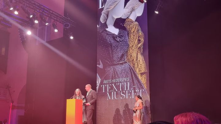 Priset togs emot av Karin Olsson Lindström och Johannes Daun och delades ut av Sveriges Kulturminister Parisa Liljestrand