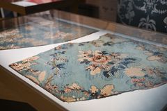 Enligt uppgift från 1700-talet, tillverkningsort ej angiven Teknik: Botten i cannelé simpleté, broscherat mönster. Den flotterande varpen bildar även mönster av prickar och diagonaler runt de broscherade motiven Material: Färgat silke och silkefrisé
