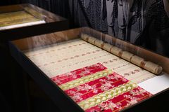 Randigt siden ”Mexicaine” Franskt siden, 1840-tal Teknik: Mönster av flotterande mönstervarptrådar på en taftbotten. Bottenvarp 82 tr/cm, mönstervarp utöver Material: Färgat och ofärgat silke