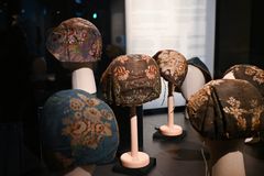 I samlingen har vi ett flertal bindmössor. Här ser du bindmössor från 1750–1800 sydda av broscherat siden. Användandet av siden till bindmössor var ett sätt för allmogen att anamma de exklusiva tygerna. Det var förbjudet under stora delar av 1700-talet för allmogen att använda siden, men de kunde i vissa fall komma undan förbud för mindre accessoarer så som bindmössor. I utställningen visar vi både de tidigare mjuka bindmössorna och de senare styva, mer strukturerade bindmössorna.