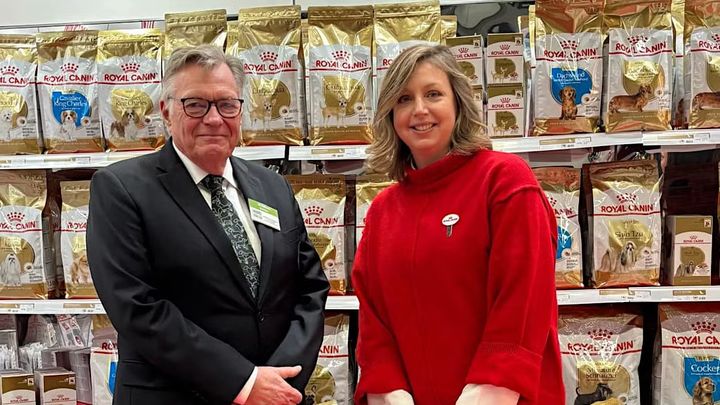 Svenska Kennelklubbens vd Ulf Uddman och Sofia Lindqvist, Pet Proferssional Sales director hos Royal Canin. Foto: Måns Engelbrektsson.