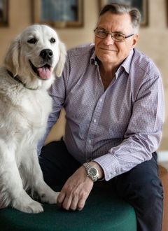 Ulf Uddman som är tillförordnad vd för SKK tillsammans med sin golden retriever Billie