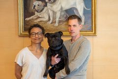 Veterinär Barbara Dyall och Thomas Uddman vars staffordshire bullterrier Hiro fick gradering O som betyder kliniskt opåverkad och fri från andningsbesvär.