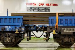 De 30 meter långa rälerna är lastade över vagnsändarna.