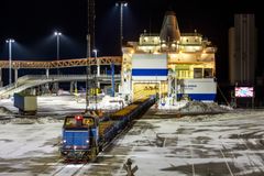 Tågsättet med räler har växlats ihop och dras ut från färjan M/S Polonia.