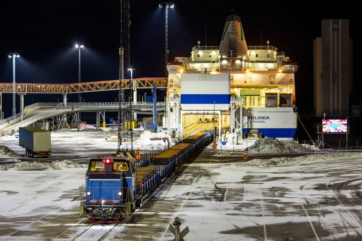 Tågsättet med räler har växlats ihop och dras ut från färjan M/S Polonia.
