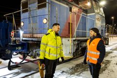 Lokföraren Granit Ramosaj på Väte Rail och Wictor Rössler på DB Cargo Full Load Solutions i samtal om växlingen i Ystad Hamn