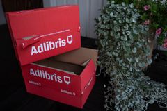 E-handelsförpackning från Nöjd AB. Perforeringen och den väl tilltagna öppningsfliken underlättar vid öppning.