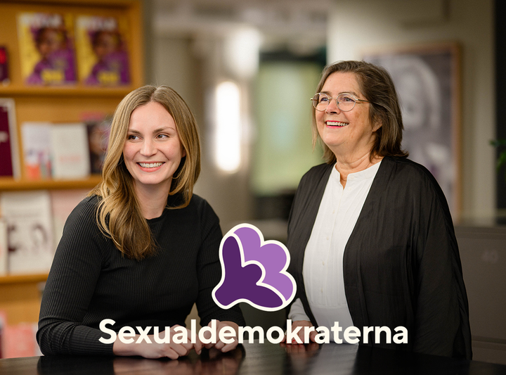 RFSU:s ordförande Lina Fridén och RFSU:s generalsekreterare Ingela Holmertz, texten "Sexualdemokraterna" samt en lila blomma.