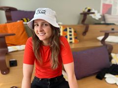 Anna Ternström i Dare to care-hatt