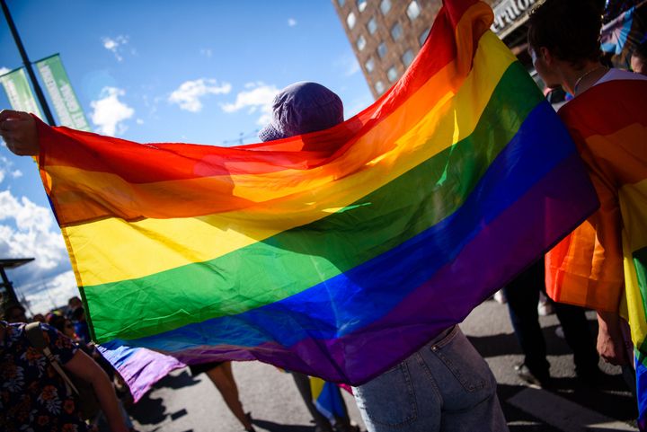 En person som håller i en prideflagga
