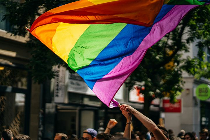 Regnbågsflagga under en Pridemanifestation