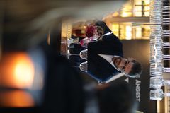 En av de tävlande bartenderna blandar mocktails