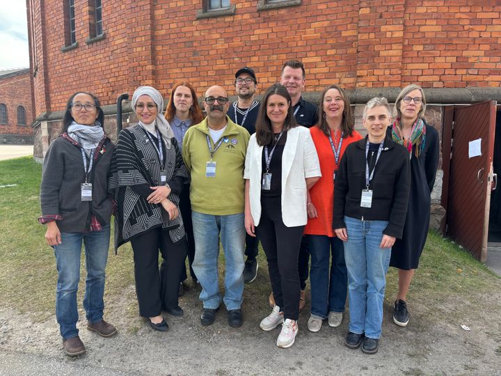 Svenska Freds ordförande Kerstin Bergeå, tillsammans med styrelsen. Från vänster Mariancila Kim, Samaa Sarsour, Karin Hansson, Farshid Ardabili-Farshi, Filip Hallbäck, Kerstin Bergeå, Andreas Drufva, Eva Kellström Froste, Lisa Ahlqvist och Charlotta Riberdahl. (Ej med på bild: Jesper Wiklund och Olivia Johansson Kullander)