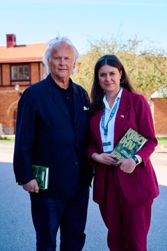 Författaren Klas Östergren tillsammans med Svenska Freds ordförande Kerstin Bergeå