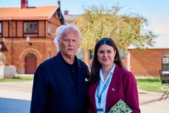 Klas Östergren och Kerstin bergeå utanför Gasklockorna i Gävle