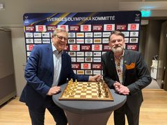 SOK:s ordförande Hans von Uthmann och Sveriges Schackförbunds ordförande Håkan Jalling efter att schacket valts in i den olympiska familjen av SOK.