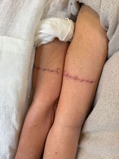 Matchande tatueringar Eva och Sanna