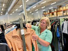 Matilda Wester, varuförsörjningschef på Myrorna, är glad över samarbetet med Borås Energi och Miljö som syftar till att samla in kläder som kan användas igen.