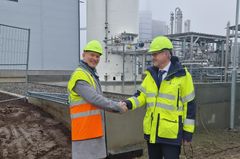 Matti Oksanen, ansvarig för biogasaffären på St1, och Magnus Kårestedt, VD Borås Energi och Miljö, inviger den nya biogasanläggningen.