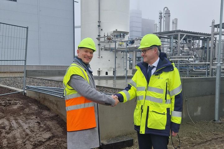 Matti Oksanen, ansvarig för biogasaffären på St1, och Magnus Kårestedt, VD Borås Energi och Miljö, inviger den nya biogasanläggningen.