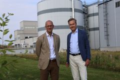 Fredrik Åkesson, VD St1 Biogas, tillsammans med Magnus Kårestedt, VD Borås Energi och Miljö