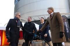 Magnus Kårestedt, VD Borås Energi och Miljö, Christer Södeliden, VD Pulsen Fastigheter, Filip Strömgren, energiingenjör Riksbyggen Väst och Per Bolund, vice statsminister, miljö- och klimatminister.