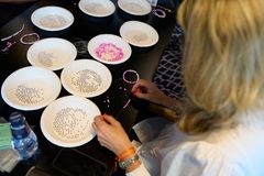 Pärla armband till förmån för Ung Cancer. Foto: AXL Media AB