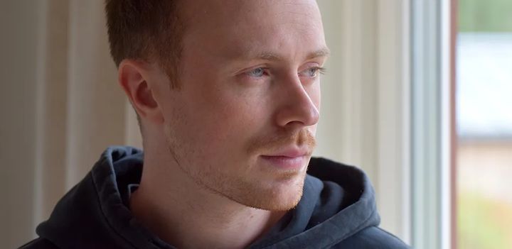 Musikproducenten Adams låt "Pappa" är ett fantastiskt exempel på vad man kan göra i en desperat situation när hela ens tillvaro är satt på spel. Nu stärker hans låt blodcancerforskningen genom Blodcancerfonden, som administreras av Blodcancerförbundet. Foto: Håkan Sjunnesson/BLCF Media