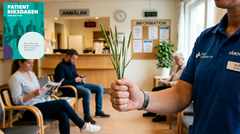 En sjuksköterska möter en ny patient i ett väntrum och håller i en bunt olika långa grässtrån. Den nya patienten uppmanas att dra ett. I bakgrunden syns patienter som väntar.