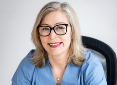 Porträttbild på Blodcancerförbundets genearlsekreterare Sofia Segergren som ler mot kameran.