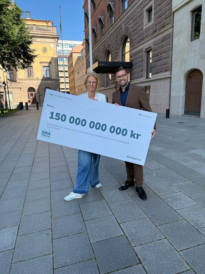 Magnus Demervall överlämnar en symbolisk check till Elisabeth Svantesson