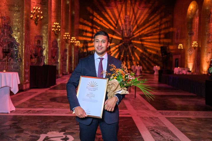 Adam Fouad tar emot andrapriset i Årets unga företagare Gyllene salen.