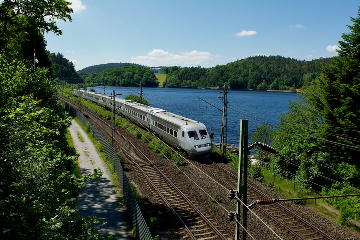 Tåg i Sverige på sommaren (Foto: iStock)