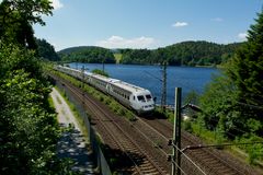 Tåg i Sverige på sommaren (Foto: iStock)