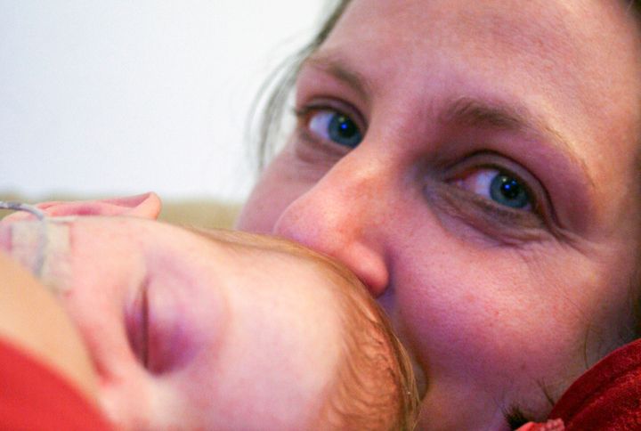 På bilden syns utbildningsansvarig i Familj till familj Lotta Frécon och hennes dotter Vilma, som föddes 2007 med Smith-Lemli-Opitz syndrom (SLO), som medfört en omfattande funktionsnedsättning. Foto: Emmanuel Frécon