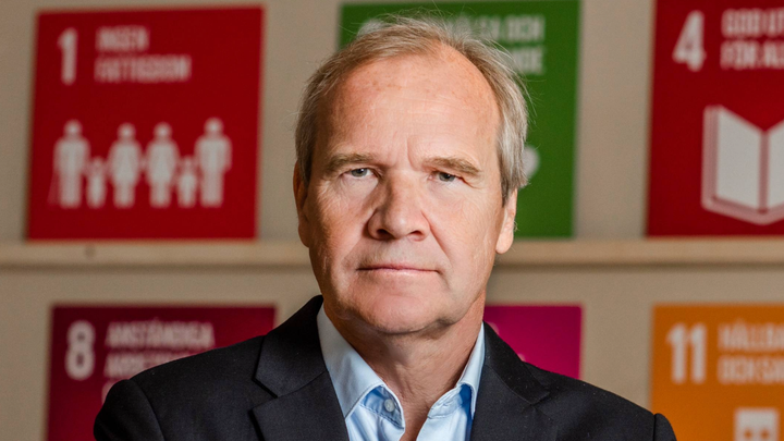 Anders Lago, förbundsordförande för Riksförbundet FUB, har svart kavaj och ljusblå skjorta. Han tittar allvarligt rakt in i kameran.
