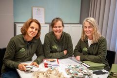 Lotta Frecon, Anna Pella och Anna-Karin Andersson packar babykassar.