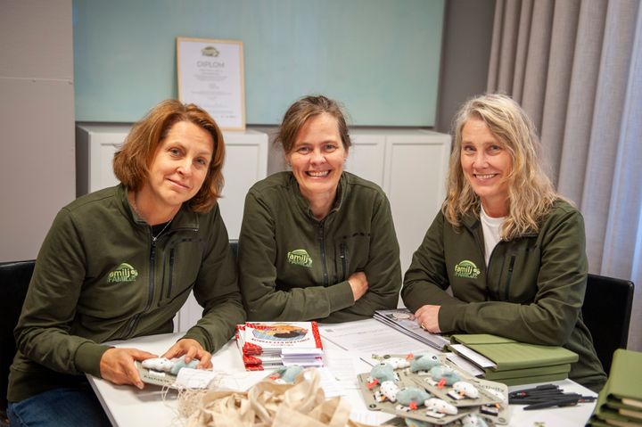 Lotta Frecon, Anna Pella och Anna-Karin Andersson packar babykassar.