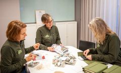 Lotta, Anna och Anna-Karin packar babykassar.