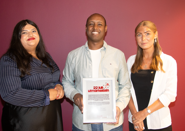Ahmed Abdirahman VD och grundare för Järvaveckan mottar 22-juli utmärkelsen 2026. Från vänster: Moska Hassas, Ahmed Abdirahman och Lotta Wiechel.